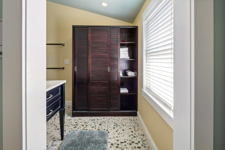 Room 5, Sky Suites Retreat by Brightwild 2 Stunning Condos, Monroe