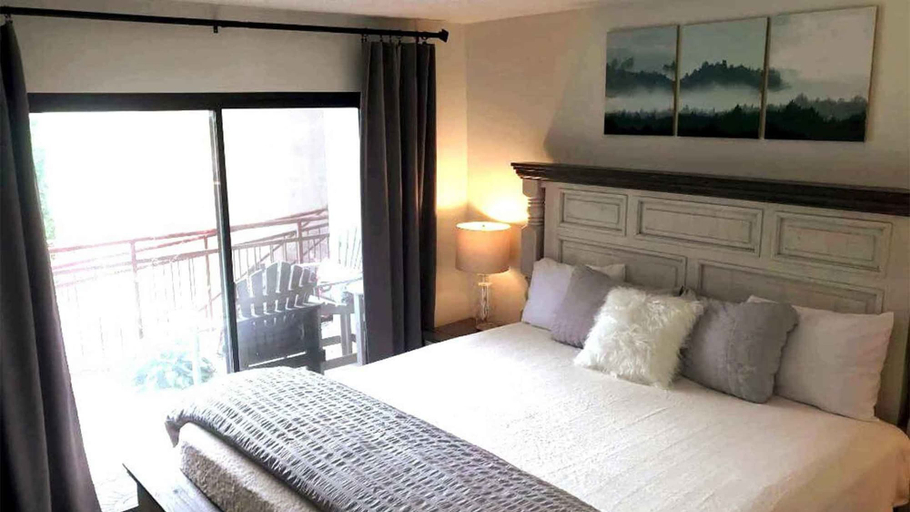 Room 4, Fantastic Renovated Condo Pool Downtown Fireplace, Sevier