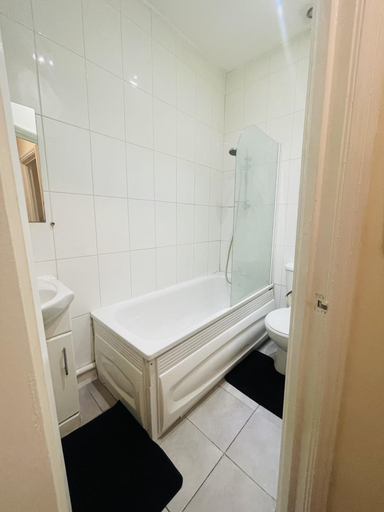 Bathroom 5, Captivating 2-bed Apartment in London Paddington, London