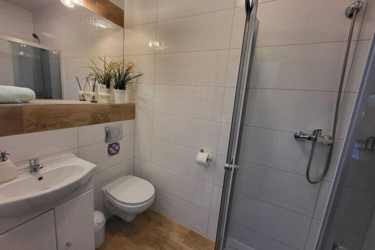 Bathroom 4, Comfortable Apartment, 5 Bedrooms, Summer Pool, Koszalin