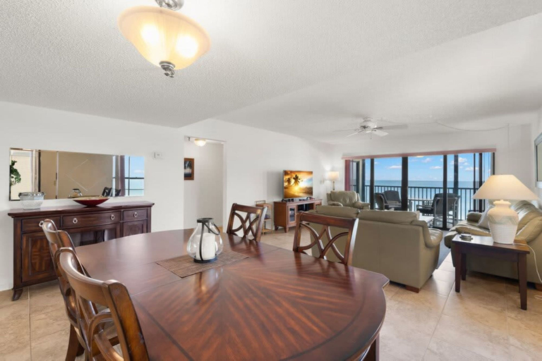 Room 2, Reflections 504 Oceanfront Pool Beach View, Pinellas