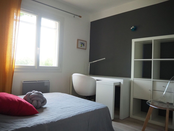 Room 3, Holiday Home in Pertuis With Private Pool, Vaucluse