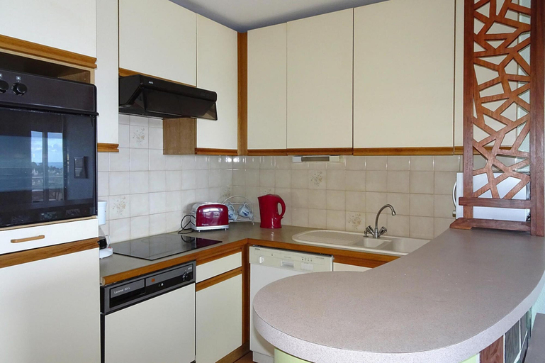 Private kitchen, Apartment in St Quay Near Seven Beaches, Côtes-d'Armor
