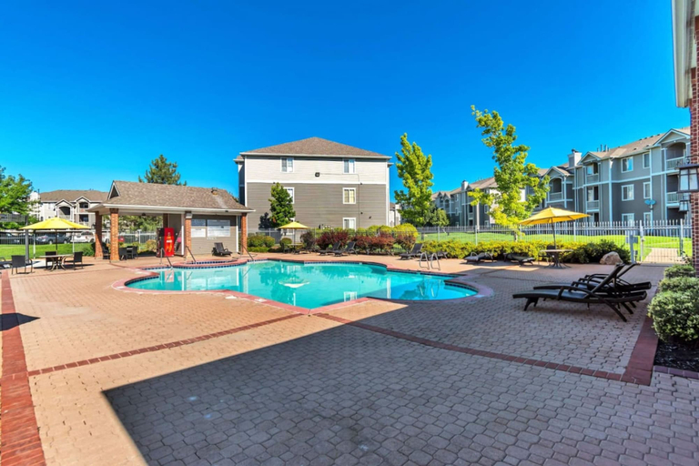 Room 5, Remodeled Apt Pool Gym - Near Hill AFB Lagoon, Davis