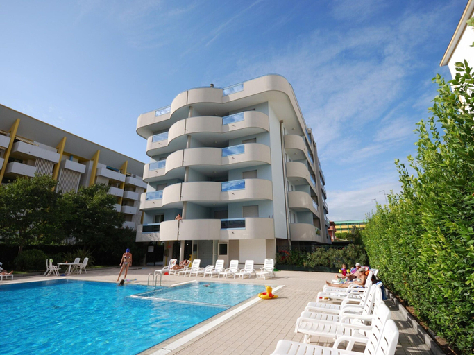 Pool 2, Apartment in Bibione Near Beach and Pool, Venezia