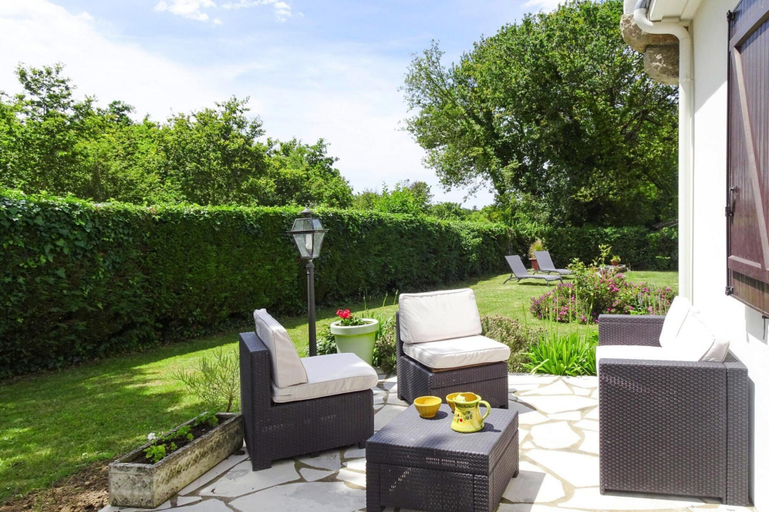 Exterior 2, Beautiful Quiet Holiday Home, Close to the Beach, Morbihan