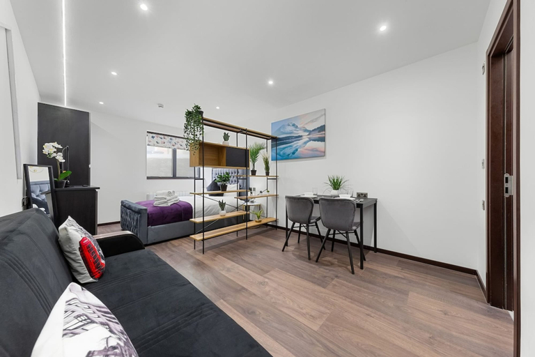 Room 5, Bright Studio Retreat in Golders Green, London