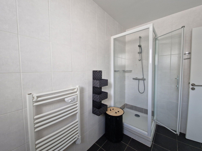 Bathroom 4, Comfortable Apartment, 50 m Sandy Beach, Côtes-d'Armor