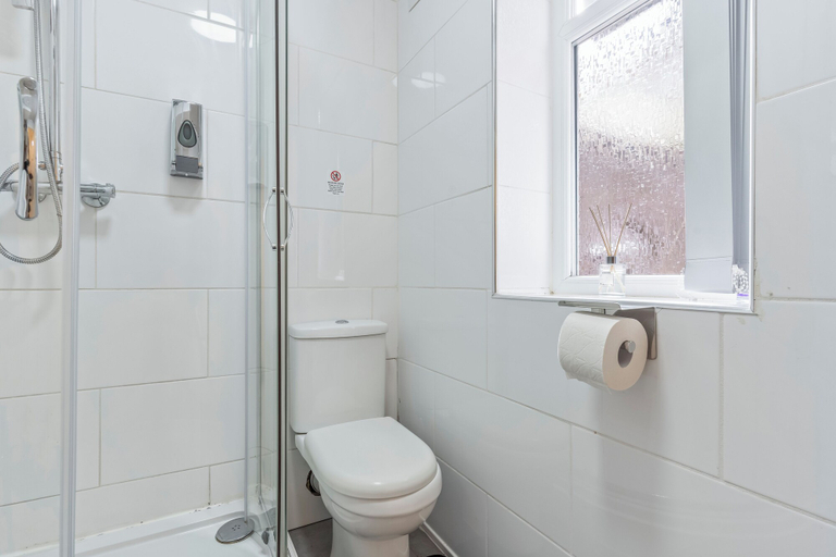 Bathroom 2, 2 Bedroom Apartment - Parking, Wifi, Central, Birmingham