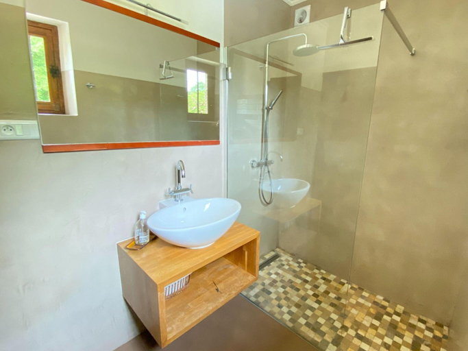 Bathroom 4, Mill in Brittany by River Aulne With Kayaks, Finistère