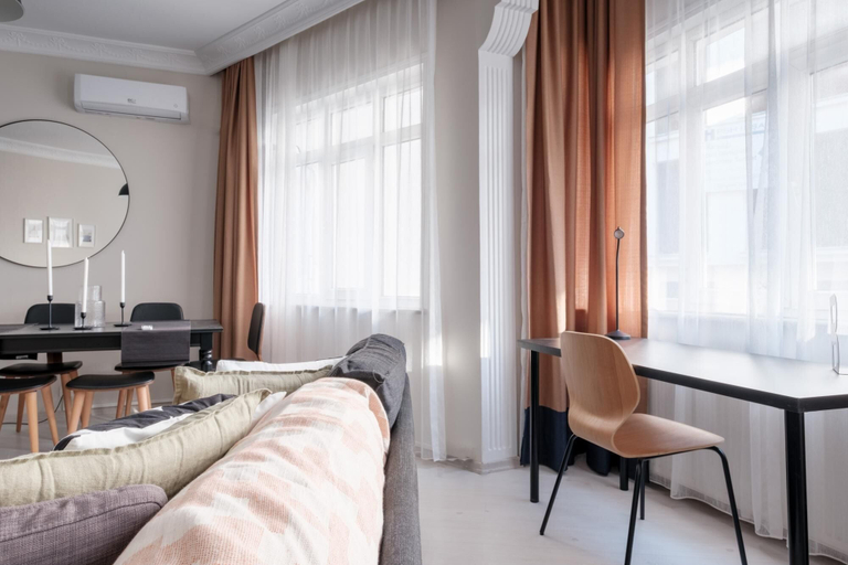 Room 4, Modern Spacious Flat w Balcony 5 min to Taksim, Beyoğlu
