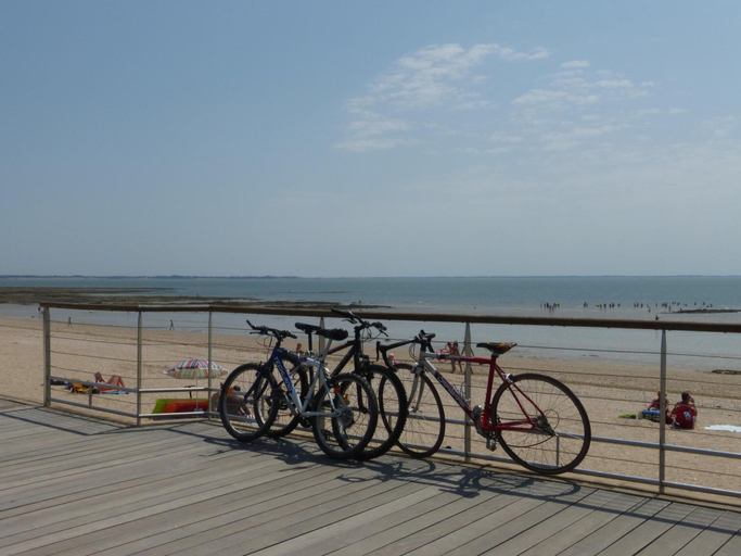 Beach, Holiday Home in Rhuys Near Plage de Rouvran, Morbihan