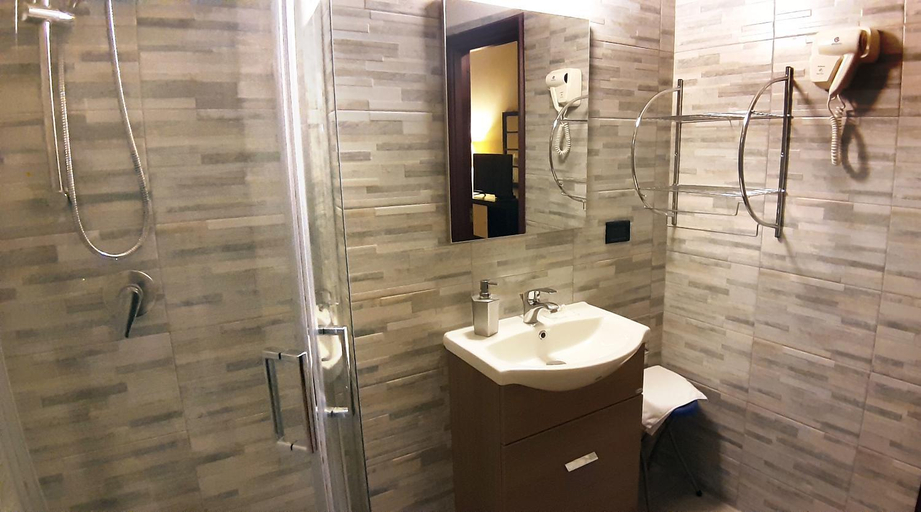 Bathroom 3, Hotel Provenza, Imperia