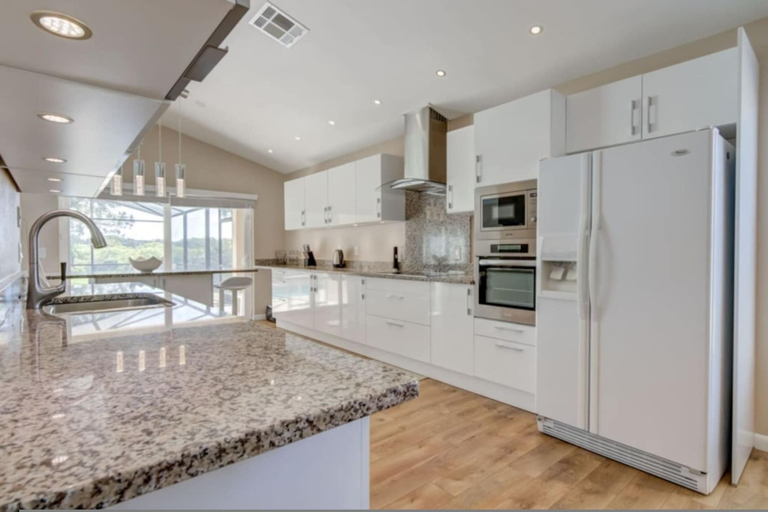 Room 4, Spacious 5-bedroom Villa With Private Pool Spa and Games Room, Polk