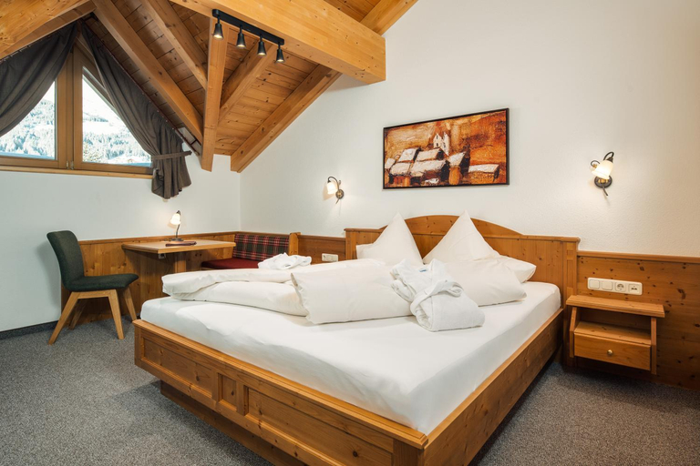 Bedroom 2, Hotel Garni am Sonnberg inklusive Super Sommer Card!, Landeck