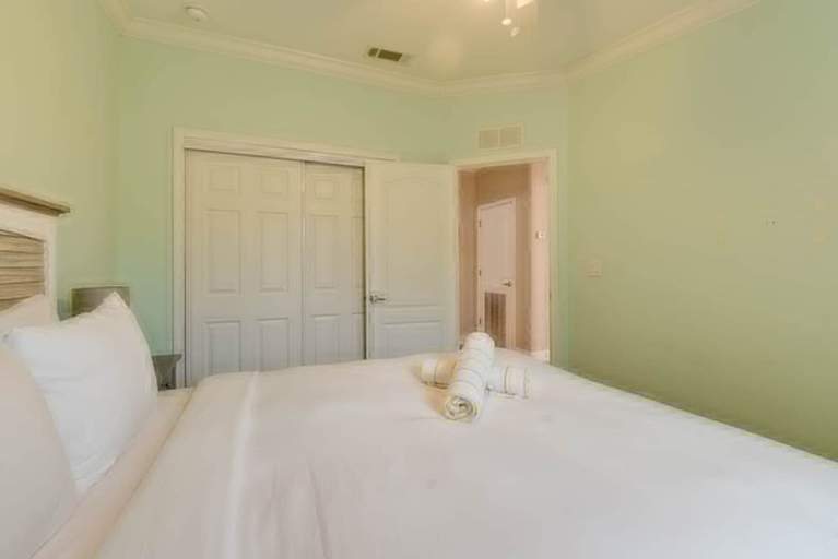 Room 4, Loggerhead Lagoon Canalfront Tiki Hut Dock, Monroe