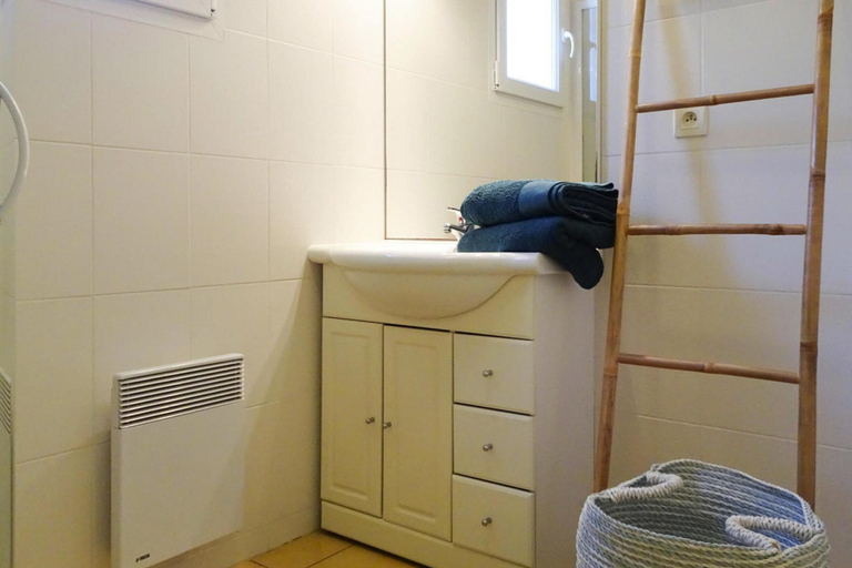 Bathroom 4, Cottage in Saint Germain sur Ay, Manche