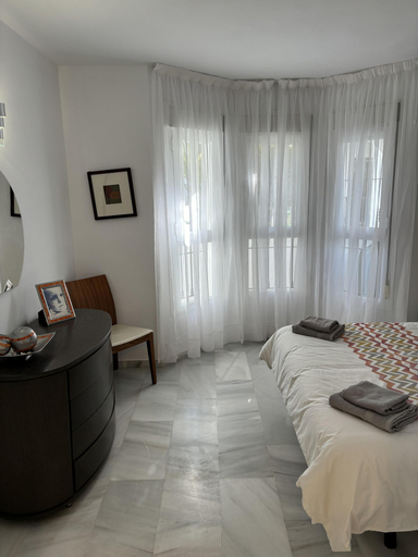 Room 2, Beach Apartment - Sleeps 6, Pool & Private Terrace, Málaga