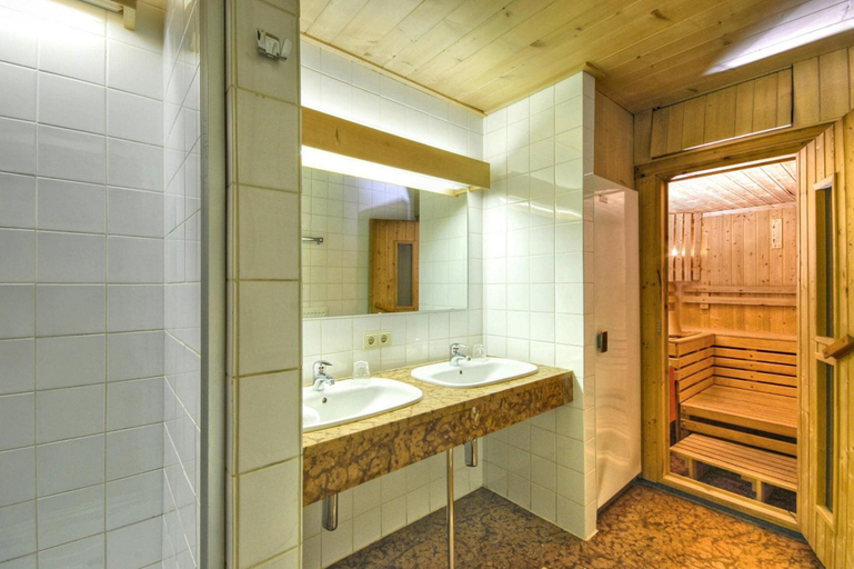 Bathroom, Apartment in Matrei in Osttirol with a garage, Lienz