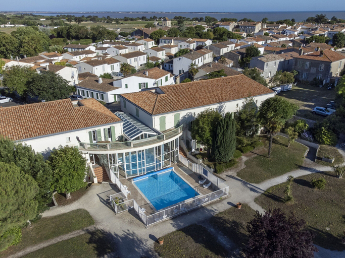 Pool 4, Residence Le Palais des Gouverneurs, St. Martin-de-re, Charente-Maritime