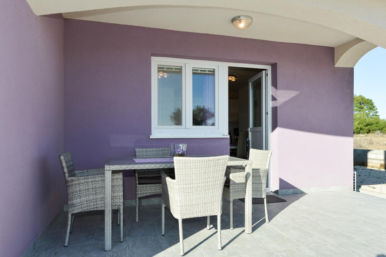 Others 4, Apartments L&M, Vir