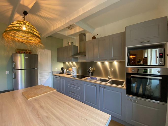 Private kitchen 4, Norman Property With Pool, bay of Mont St. Michel, Manche