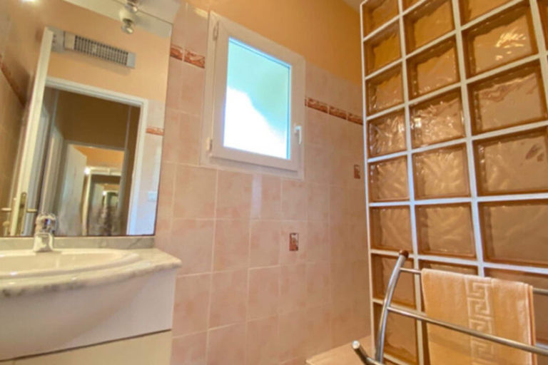 Bathroom 3, Semi-detached House on a Vineyard, Talais, Gironde