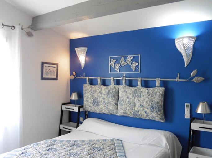 Bedroom 2, Cottage in Bellegarde near Camargue Reserve, Gard
