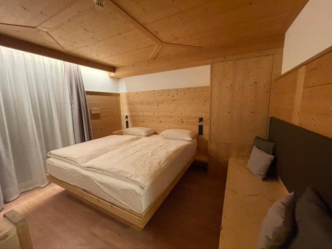Bedroom 2, Hotel Des Alpes, Bolzano