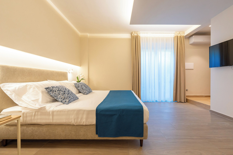 Bedroom 3, Six Luxury Room, Napoli