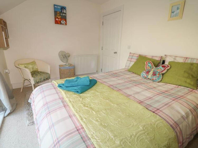 Bedroom 2, Shell Hill 3-bed Apt, Sleeps 6, 15 Mins to Beach, Causeway Coast and Glens