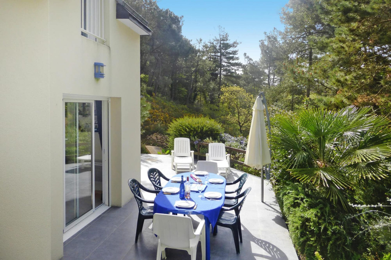 Dining 5, Villa in Erquy Near Emerald Coast Beaches, Côtes-d'Armor