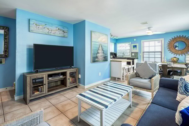 Room 3, Road s End by Brightwild Steps to Duval St, Monroe