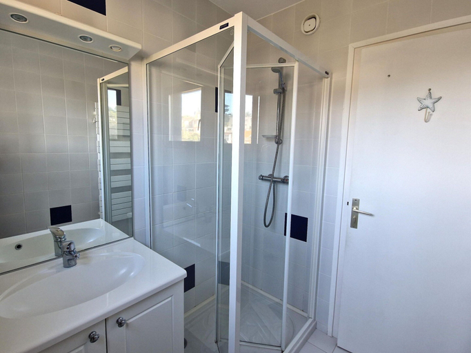 Bathroom 5, Apartment With sea View Near Beach, Côtes-d'Armor