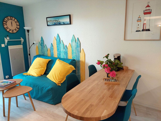 Dining 3, Pretty Apartment With a Terrace Near a Sandy Beach, Finistère
