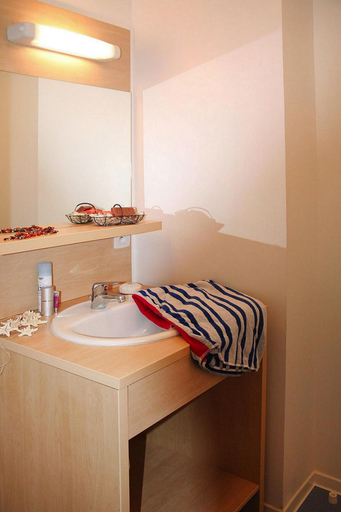 Bathroom 2, Cassen Holiday House With Pool, Landes
