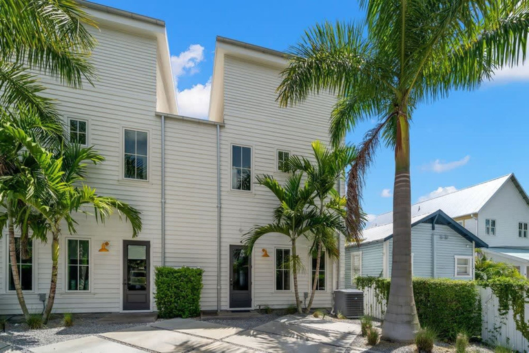 Room 4, Casa Cohiba by Brightwild Steps to 7th Ave, Hillsborough
