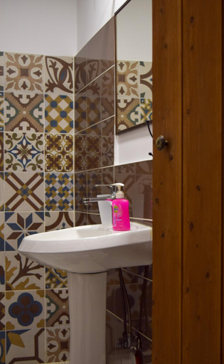 Bathroom 4, Sokaku i te Marreve GuestHouse, Gjirokastrës