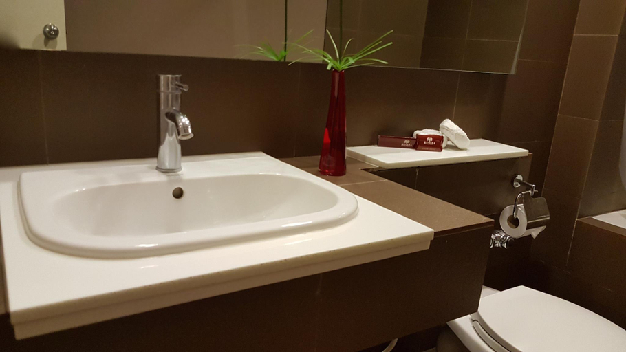 Bathroom 16