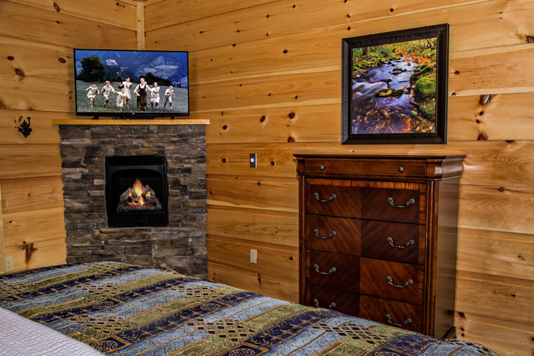 Room 4, Breathtaking 14br Cabin Elevator Views Games Hot Tubs Galore, Sevier