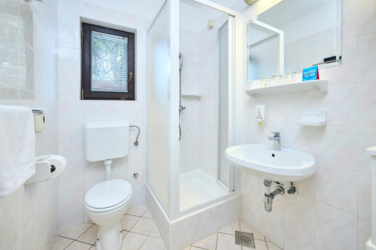 Bathroom, Apartments Galijot Plava Laguna, Poreč