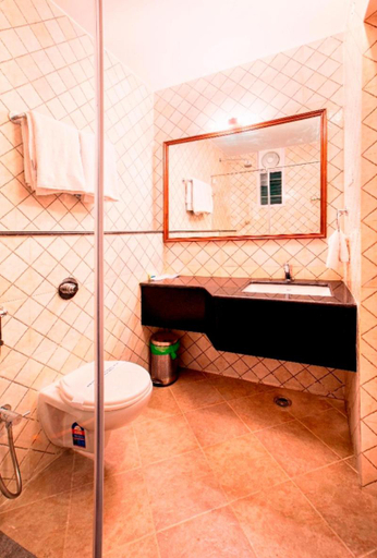 Bathroom 4, Hotel Raindrops, Dindigul