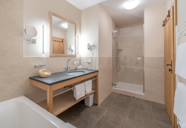 Bathroom 3, Hotel Enzian & Apartmenthotel Johannes, Imst