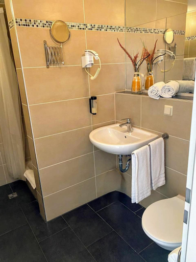 Bathroom 3, Hotel am Park - Krefeld - Dusseldorf - kuhle Zimmer, Viersen