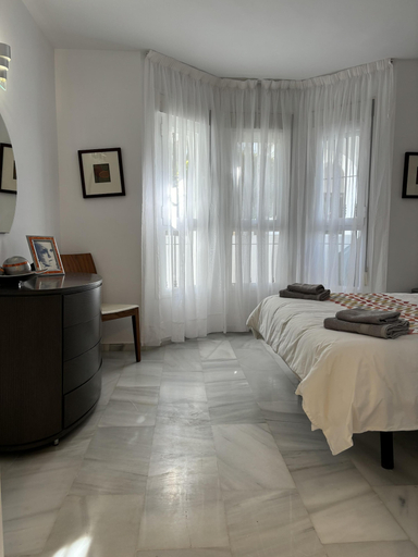 Room 5, Beach Apartment - Sleeps 6, Pool & Private Terrace, Málaga