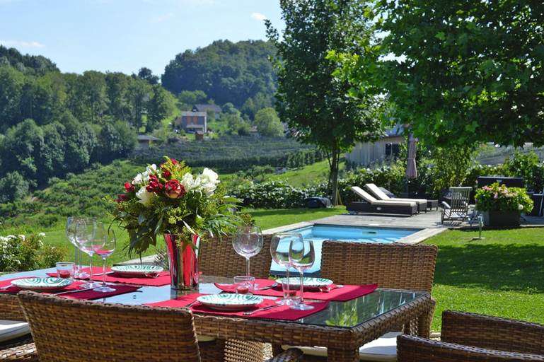 Dining 5, Chalet in Styria With Pool & Panoramic Views, Südoststeiermark