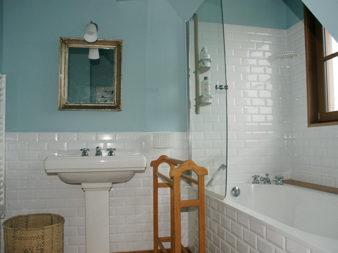 Bathroom 2, Wooden House, 300 m From the Coast, Plougasnou, Finistère