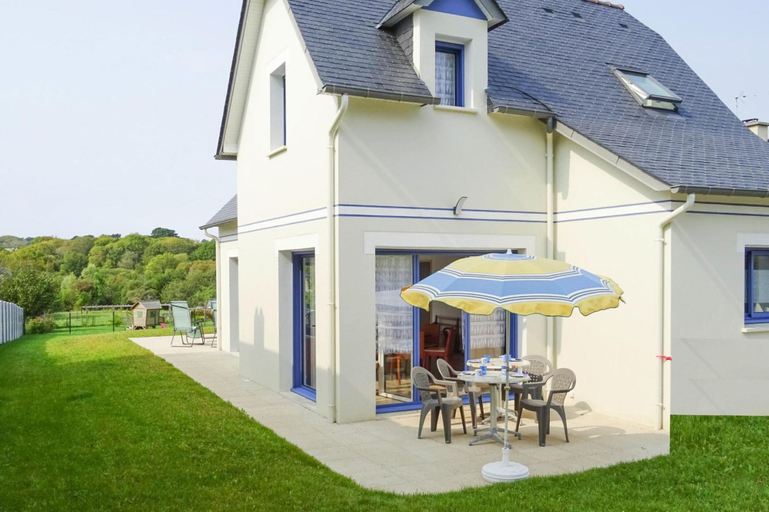 Dining 4, Holiday Home Morgat Near Sandy Beach, Finistère