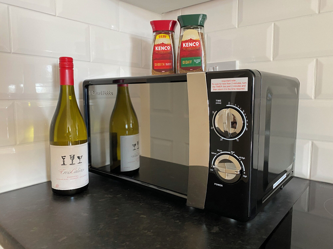 Food & Drinks, Apartment Sleeps 4, Free Parking, Pets Welcome, Luton