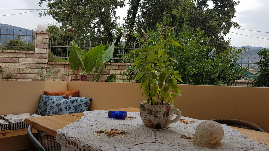 Others 4, Villa Xani, Vlorës